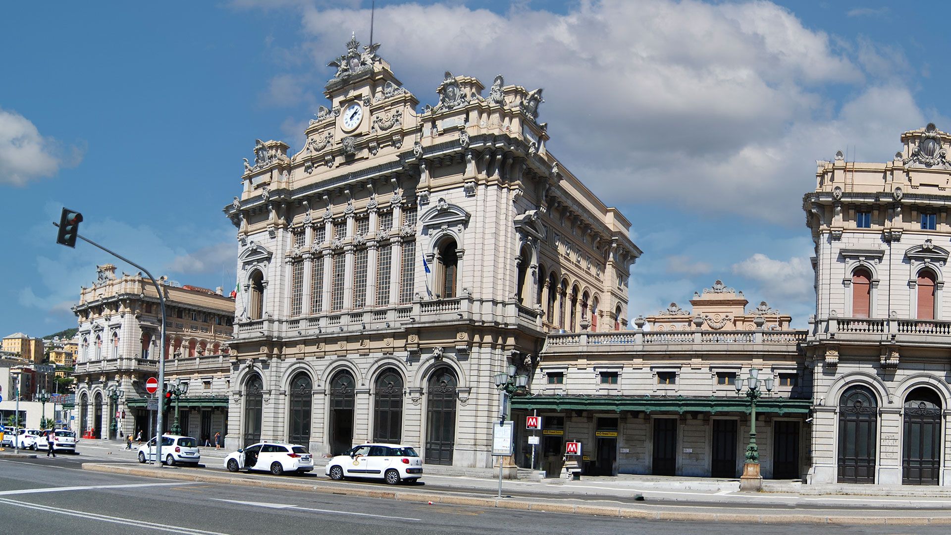 Stazioni ferroviarie di Genova distanza dall'Hotel Actor